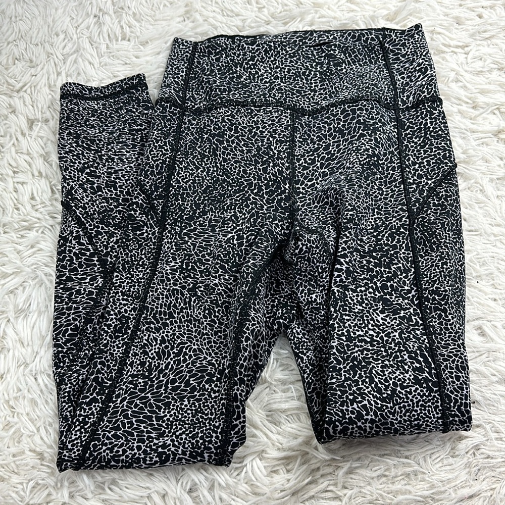 Lululemon In Movement Tight 25" *Everlux Polar Shift Ice Grey Black